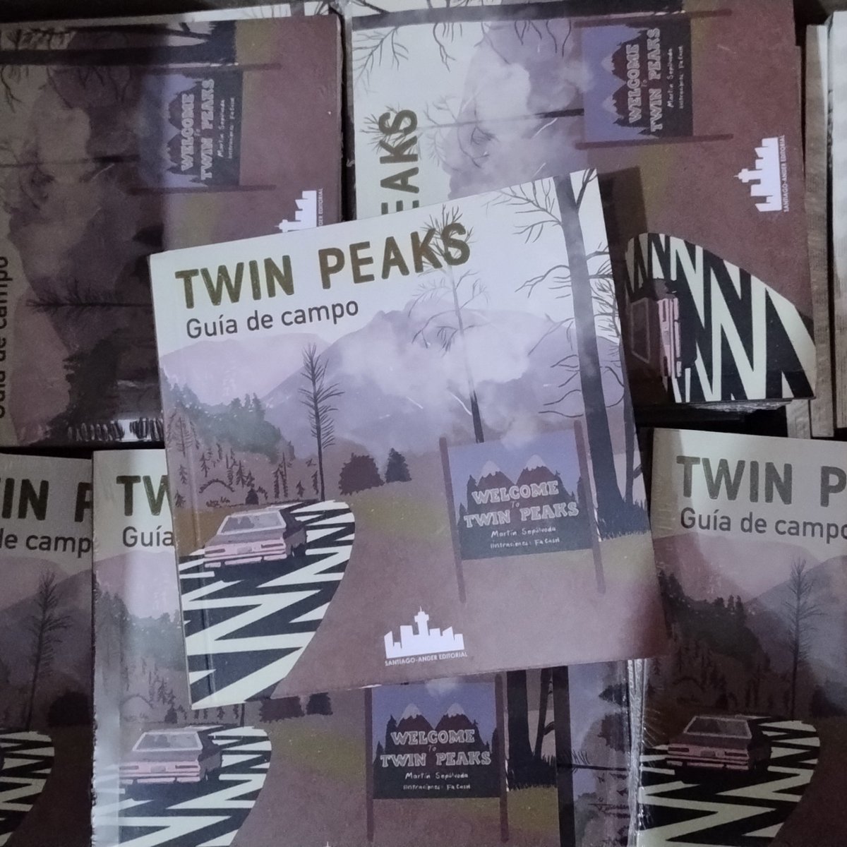 stgoandereditor's tweet photo. DISPONIBLE
#TwinPeaks Guía de campo, de @Martinservible, ilustraciones de @fa_tasticc, encuentra todos los personajes, conceptos y lugares emblemáticos del pueblo más famoso de la TV. Inspirado en la serie de #DavidLynch y #MarkFrost
@QueLeoForestal
@queleo_pdv
#LosLibrosCL
#web https://t.co/ijIu7p9Ngb