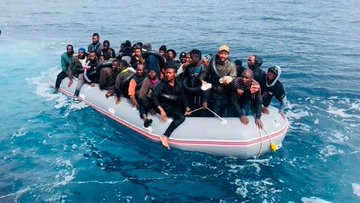 AdanAstur's tweet photo. @mcarmenjuan ¿Ser unos H🐩🐩traidores, que convirtieron Europa en una prolongación de África y Oriente Medio?. Yo creo que la cosa va por ahí, aunque igual me equivoco y también fue culpa del "cambio climático"… 😏
Llegó la hora de recuperar Europa; ⏳de limpiar🧹.😠👌🏻
#STOPInvasión #MorosNo https://t.co/S85eM1DJ7E