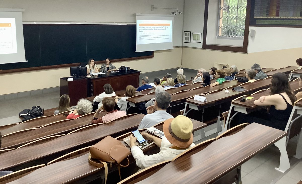FilComUB's tweet photo. 📸 Aquesta tarda, la professora de comunicació científica Marta Consuegra (@marta_consu) ha fet una ponència ben interessant sobre els reptes de la comunicació de la salut en l’actualitat.
👉Amb aquesta sessió tanquem l’edició d’enguany del cicle de divulgació #DijousFilComUB. https://t.co/OqXHHOcD4f