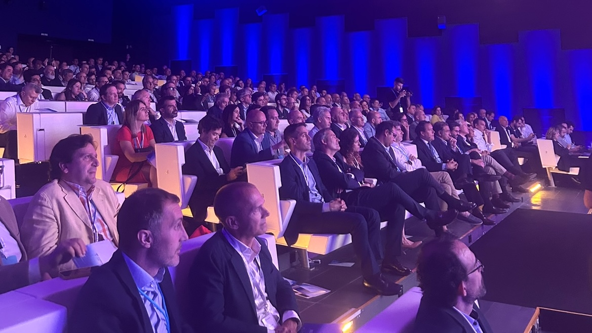 TelefonicaTech's tweet photo. @EstherVaqueroH 👏🏻 ¡Llenazo total! Así está el #DigitAll24 ahora mismo. 
 
¿Los protagonistas? Más de 180 clientes de grandes empresas que están acompañándonos en nuestro 🔝 evento anual. https://t.co/7wGOq1Z9tM