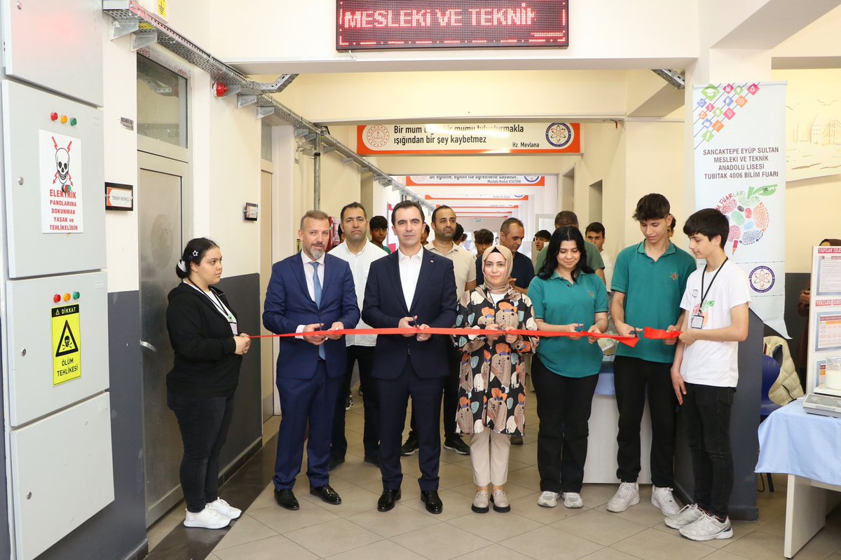 Eyupsultanmtal's tweet photo. Sayın Kaymakamımız Ahmet KARAKAYA ve İlçe Milli Eğitim Müdürümüz Sayın Hale BAĞCE ÖZBAŞ, TÜBİTAK bilim fuarımızı ziyaret ettiler. Kendilerine teşekkür ediyoruz.@tcmeb @Yusuf__Tekin @istanbulilmem @MucahitYentur @TC_sancaktepe @ahmetkarakaya37 @memsancaktepe @halebagceozbas https://t.co/Scg4ncawBU