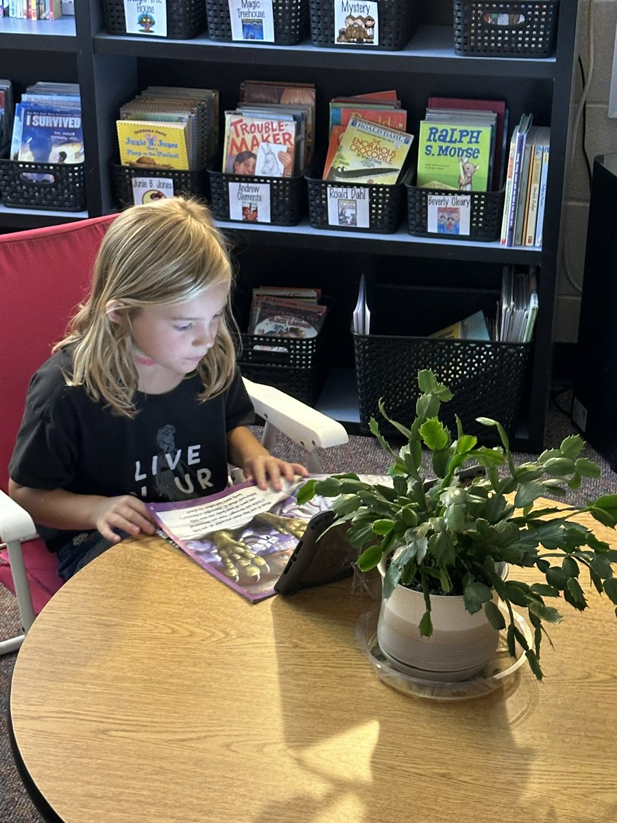 Kelleydowen's tweet photo. An afternoon of reading.๐@MHPatriot #LPSCaughtReading https://t.co/6DoPvI7c7F