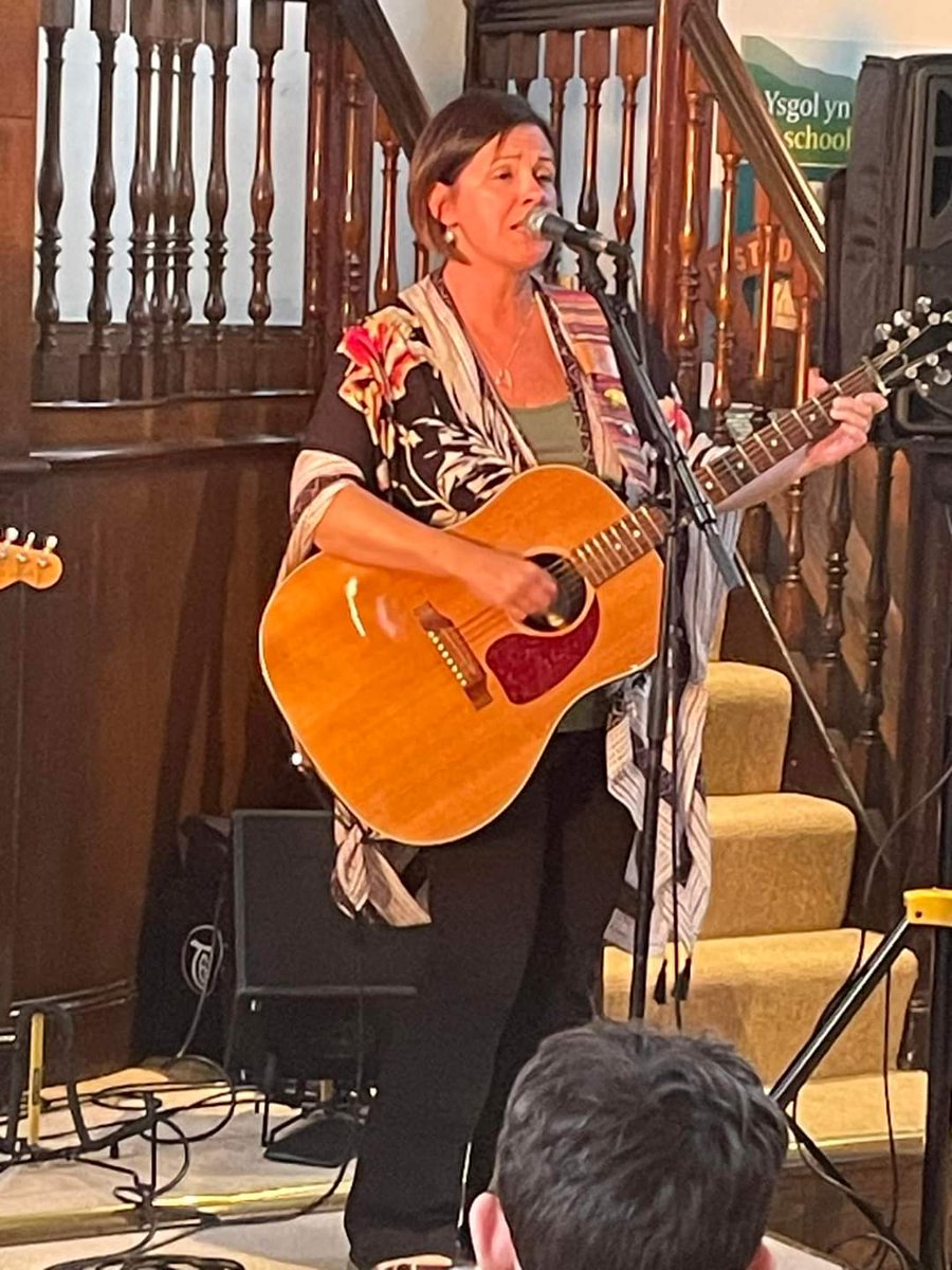 🎶 🎸 Noson arbennig yn y Ganolfan yn gwrando ar gerddoriaeth dwy-ieithog gan Lowri Evans a Lee Mason 🎵

🎤 A fantastic night of music at the Centre with Lowri Evans and Lee Mason. Great to welcome such an accomplished bi-lingual Americana/Roots singer-songwriter to Llanwrtyd 🎶