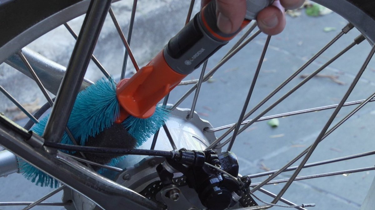 Bricocrack's tweet photo. ☀🏡¿Te da pereza limpiar el exterior para poderlo disfrutar?😎
#Tutorial del viernes: limpiamos bici, coche, muebles, cristales y todo del jardín/patio/terraza. Con eficacia, sin💦 y sin desperdiciar💧
Con #CleanSystem y #AquaBrush de #Gardena y la ropa de trabajo de #Velilla https://t.co/6iCZF1W6Ls