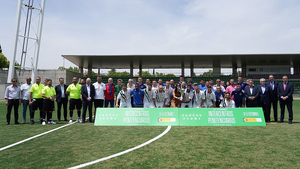🥈 Subcampionato nacional para Teixeiro no Torneo Intercentros Penitenciarios Copa RFEF 2024

🔝 Gran campionato o feito polo campión galego

O seleccionador nacional Luis de La Fuente e o noso presidente <a href="/RafaLouzan/">Rafael Louzán Abal</a> participaron na entrega de medallas

👏 Parabéns