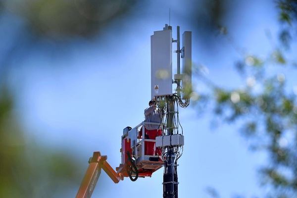 New research shows that 5G speeds from T-Mobile and Verizon are rising even as they add millions of fixed wireless customers. Further, some believe the days of FWA sub growth aren't over just yet.

Read more on Light Reading: bit.ly/3Ve4fcV