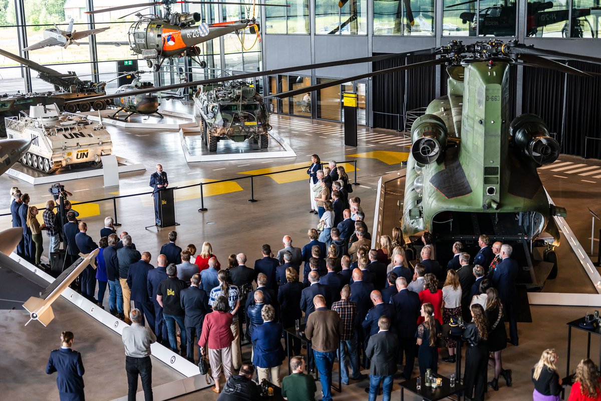 dhcluchtmacht's tweet image. Vandaag vond de officiële overdracht van de Chinook (CH-47D) plaats. Plaatsvervangend Commandant Luchtstrijdkrachten @RobAdang en Plaatsvervangend Commandant 298 sqn hebben de Chinook officieel overgedragen namens de @Kon_Luchtmacht. De D663 is nu te zien in het @NMMSoesterberg