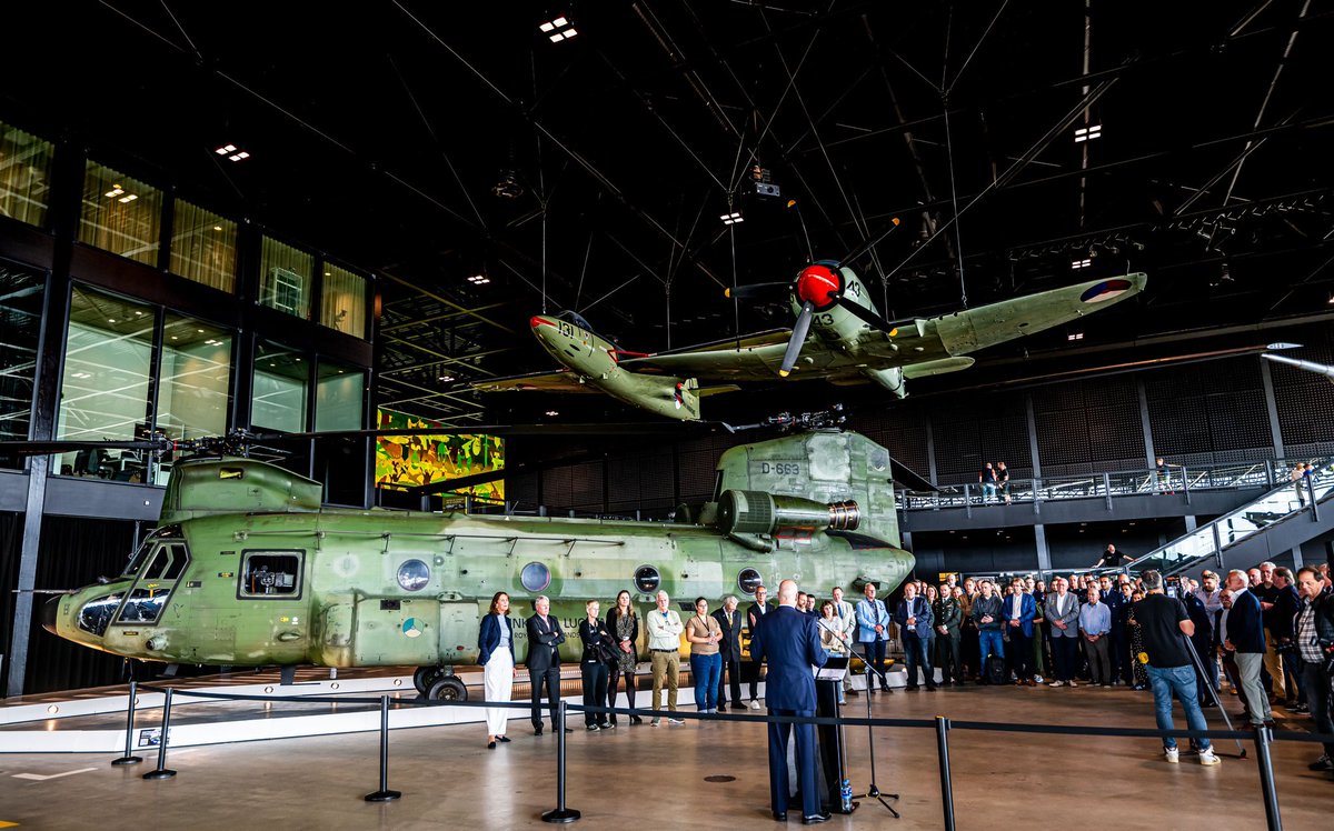 dhcluchtmacht's tweet image. Vandaag vond de officiële overdracht van de Chinook (CH-47D) plaats. Plaatsvervangend Commandant Luchtstrijdkrachten @RobAdang en Plaatsvervangend Commandant 298 sqn hebben de Chinook officieel overgedragen namens de @Kon_Luchtmacht. De D663 is nu te zien in het @NMMSoesterberg