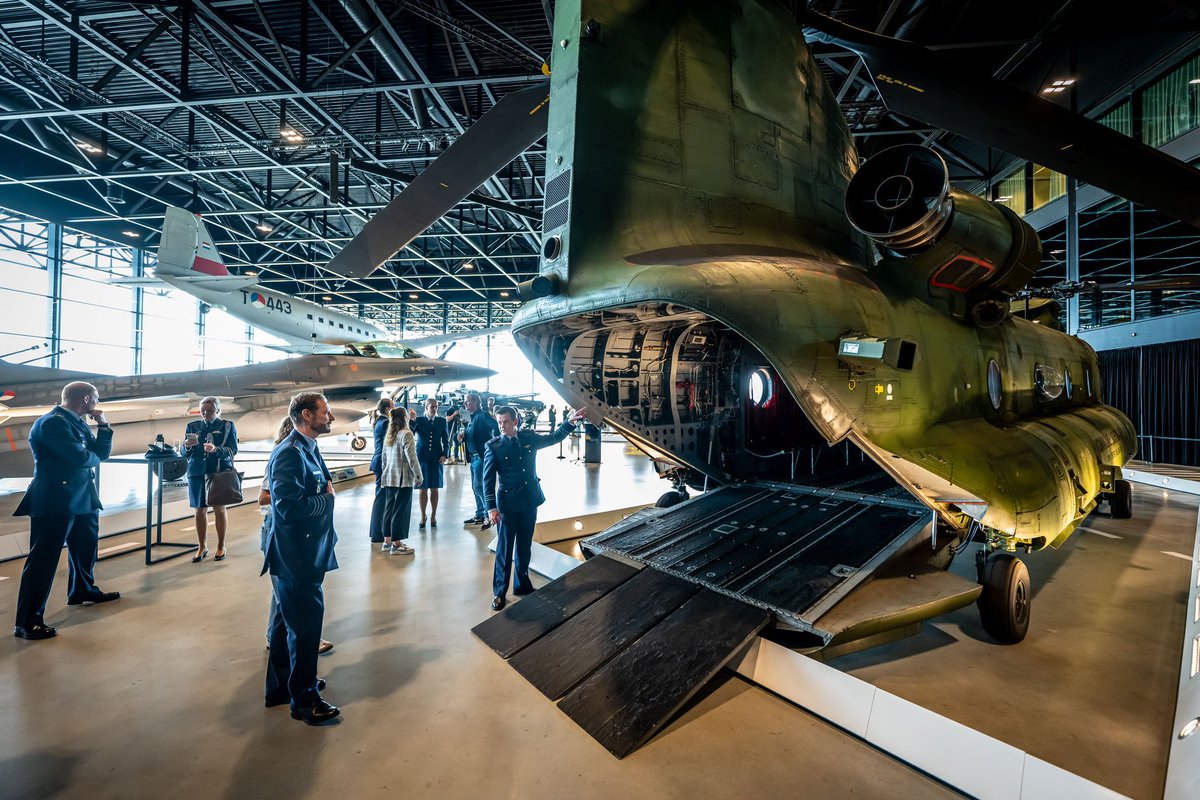 dhcluchtmacht's tweet image. Vandaag vond de officiële overdracht van de Chinook (CH-47D) plaats. Plaatsvervangend Commandant Luchtstrijdkrachten @RobAdang en Plaatsvervangend Commandant 298 sqn hebben de Chinook officieel overgedragen namens de @Kon_Luchtmacht. De D663 is nu te zien in het @NMMSoesterberg