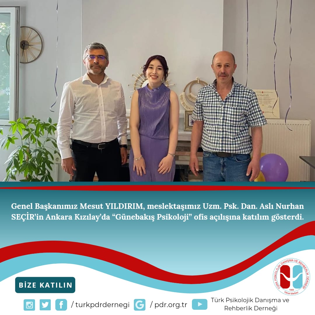 TurkPDRBursa's tweet photo. Genel başkanımız, çiçeğimizin yanında dernek yayınlarımızdan “Psikolojik Danışma’da Etik Kodlar” ve “Duyguların Farkındalığı” kitaplarımızı da kurum kütüphanesinde başucu kaynakları olarak yer alması için hediye olarak takdim etti. 

Hayırlı olsun. https://t.co/dyvFsoJZUK