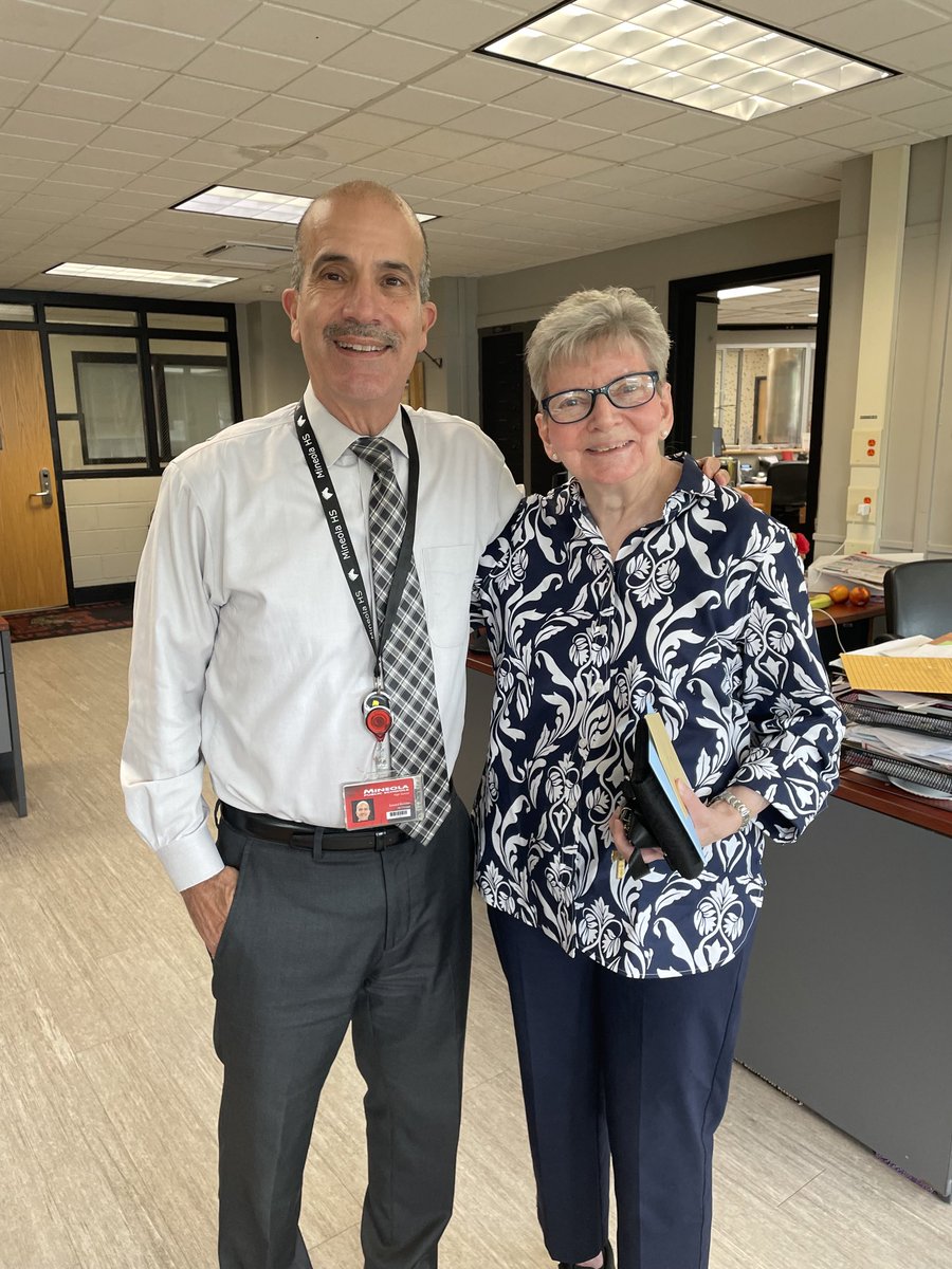 Great to see MHS retired English teacher Ms. Beach today #MineolaProud ⁦<a href="/mineolahs/">Mineola High School</a>⁩ ⁦<a href="/MineolaUFSD/">Mineola UFSD</a>⁩