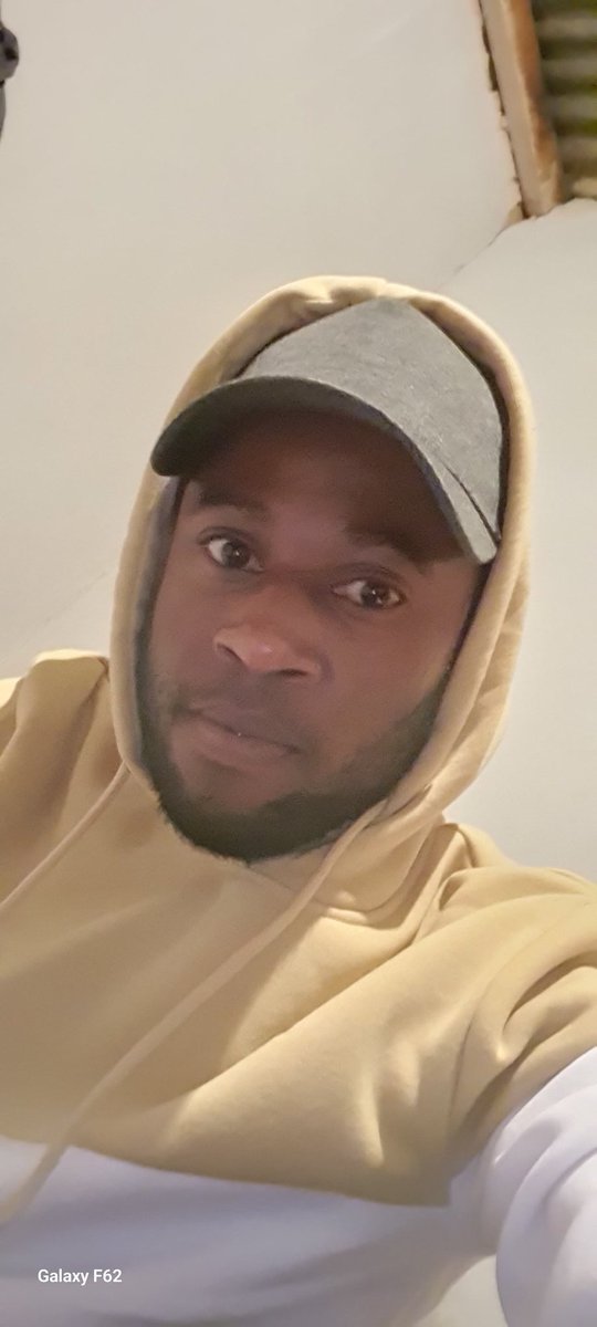 CritixShonaRap's tweet photo. Ndonzi critix ndobva kudhorobha,any way behind these big tooth kune tongue ine insuarance nebar code/ thats y ndichidropa bar after bar/ Vakunditi bar man /Murap ndaRaiser bar /ndozvitemba in the meantime im out ndarovera door kuti bhaaa https://t.co/qrPVxKyA1y