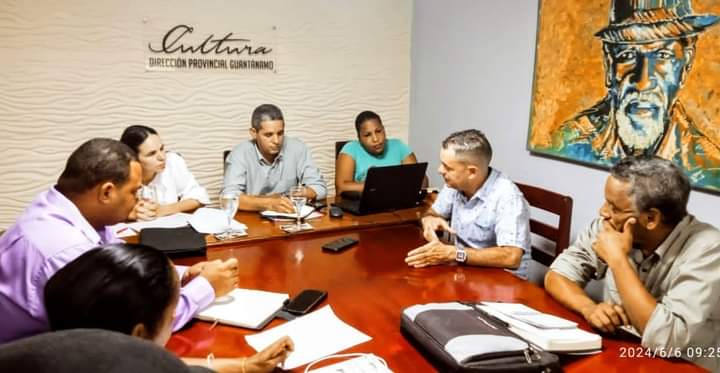 DiagramasCMKS's tweet photo. La Viceministra de Cultura de Cuba, Lizette Martínez Luzardo sostuvo un intercambio de trabajo con representantes de este gremio en #Guantánamo, encuentro durante el que se presentó la Estrategia Cultural para el Verano 2024. https://t.co/72o6G2Ijvg