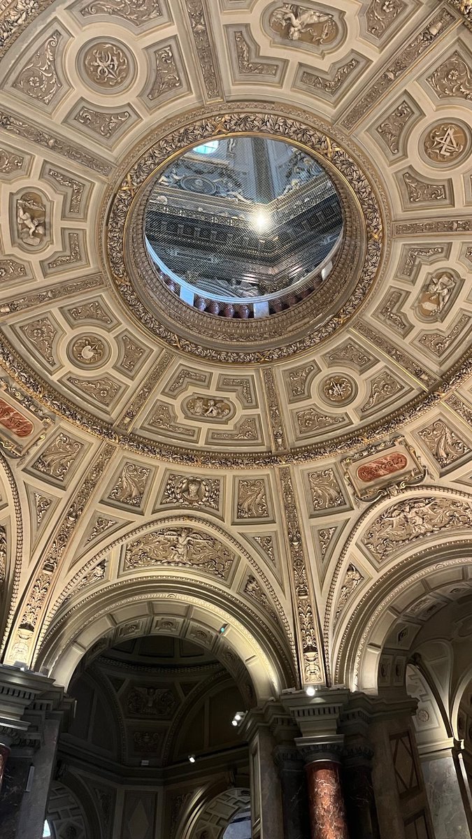 Aizbraucu uz Vīni, lai skatītos griestos.