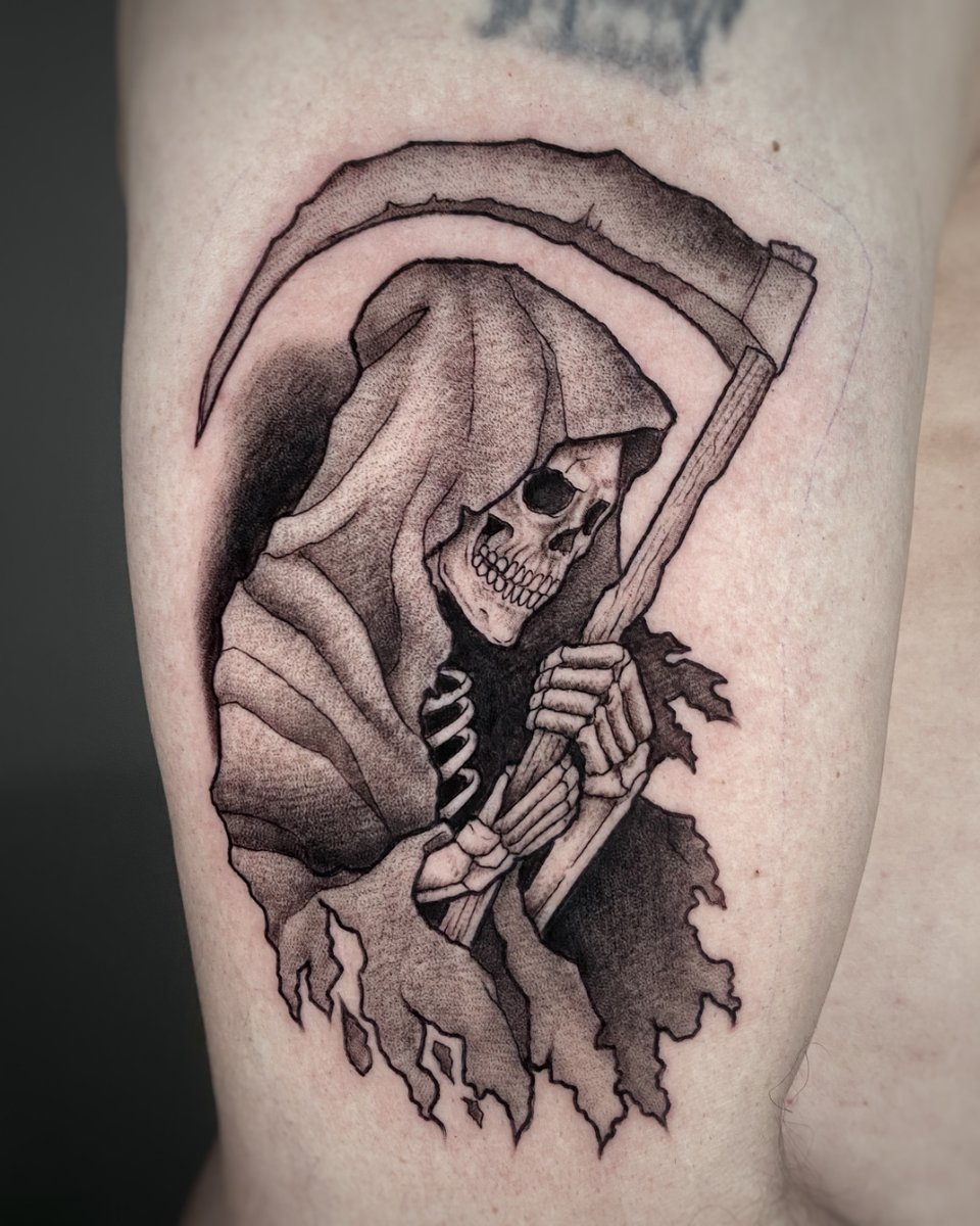 annamunin's tweet photo. La vida no siempre es de colorinchis y a veces me gusta hacer cosas un poco oscuritas de concepto. Porque cuando me piden una calavera o una parca no me puedo negar! 

Hecho en @mokkitattoostudio

#death #parca #skull #tattoo #tattoos #blackwork https://t.co/vhBoWyfO7Z