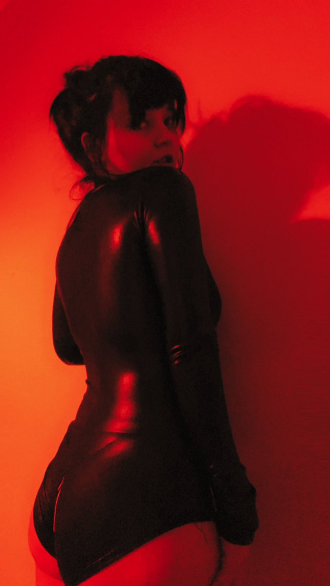 ladyCaraaaa's tweet photo. I’m looking for a new pup brave enough to join my current subs in a long term ownership, allowing yourself to hand over total control to me 🤭☺️

Fetish domme femdom cuck smoking https://t.co/pB2GcUYFd0