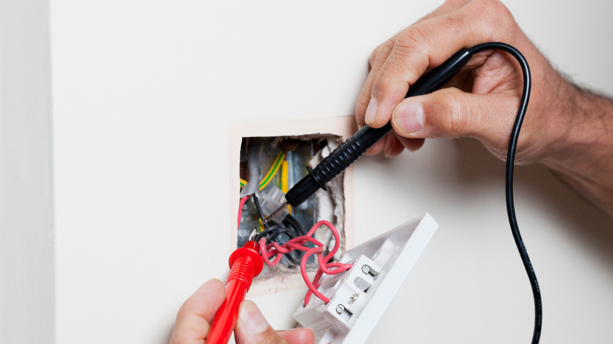 home_zoom's tweet image. Did you know #FaultyWiring causes 34,000 #ResidentialFires annually, resulting in over $1.3 billion in yearly property damages? 

Here are a few #WarningSigns to look out for. ⬇️