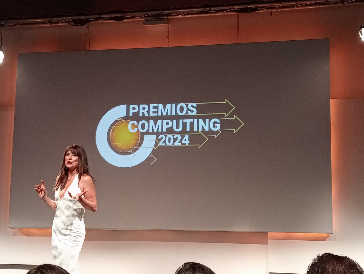 ¡Comienzan los #premioscomputing24 con Minerva Piquero como maestra de ceremonias!