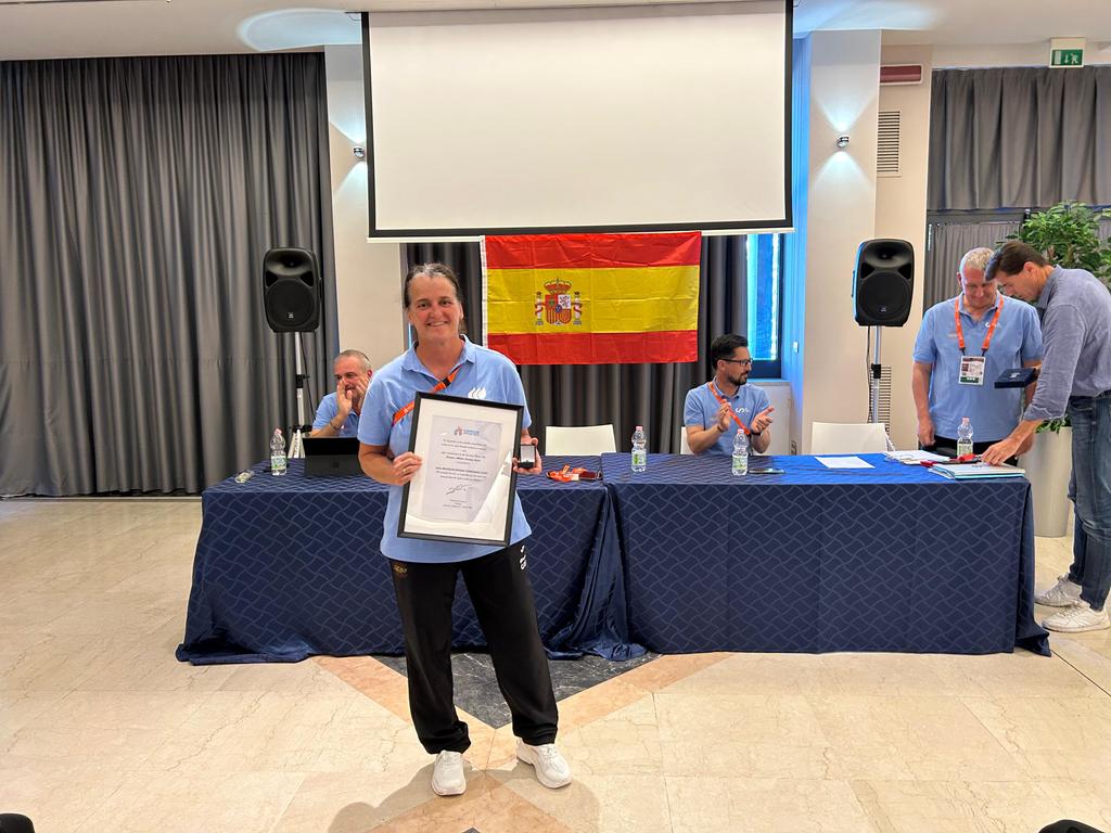 Rodriwalk77's tweet photo. Idoia Mariezkurrena recibe la insignia European Athletics Coach Awards en reconocimiento a su labor como técnico en el atletismo europeo.
Un orgullo enorme para el atletismo navarro.
@deporte_na @atletismoFNAF @imariezku https://t.co/0JdITOsnnV
