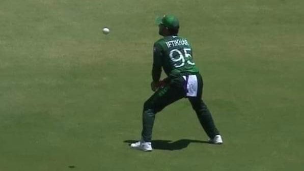 Please compare your slip fielding with the USA. The way he took that catch of Rizwan was an extraordinary effort! And now look at Iftikhar missing a catch in the slip... 🤦 Come on, Pakistan, we need better fielding!
#PAKvUSA #T20WorldCup #FieldingMatters #Cricket #CatchOfTheDay