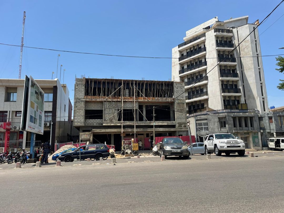 Projet de construction d’un immeuble de type RDC+3 à usage commercial.
Terrain : 21,04 m x 25,25 m
Statut : Chantier
Date : 2024
Localisation : TOKPA, EN FACE IMMEUBLE FANTEX, COTONOU,BÉNIN
archisdupossible.com