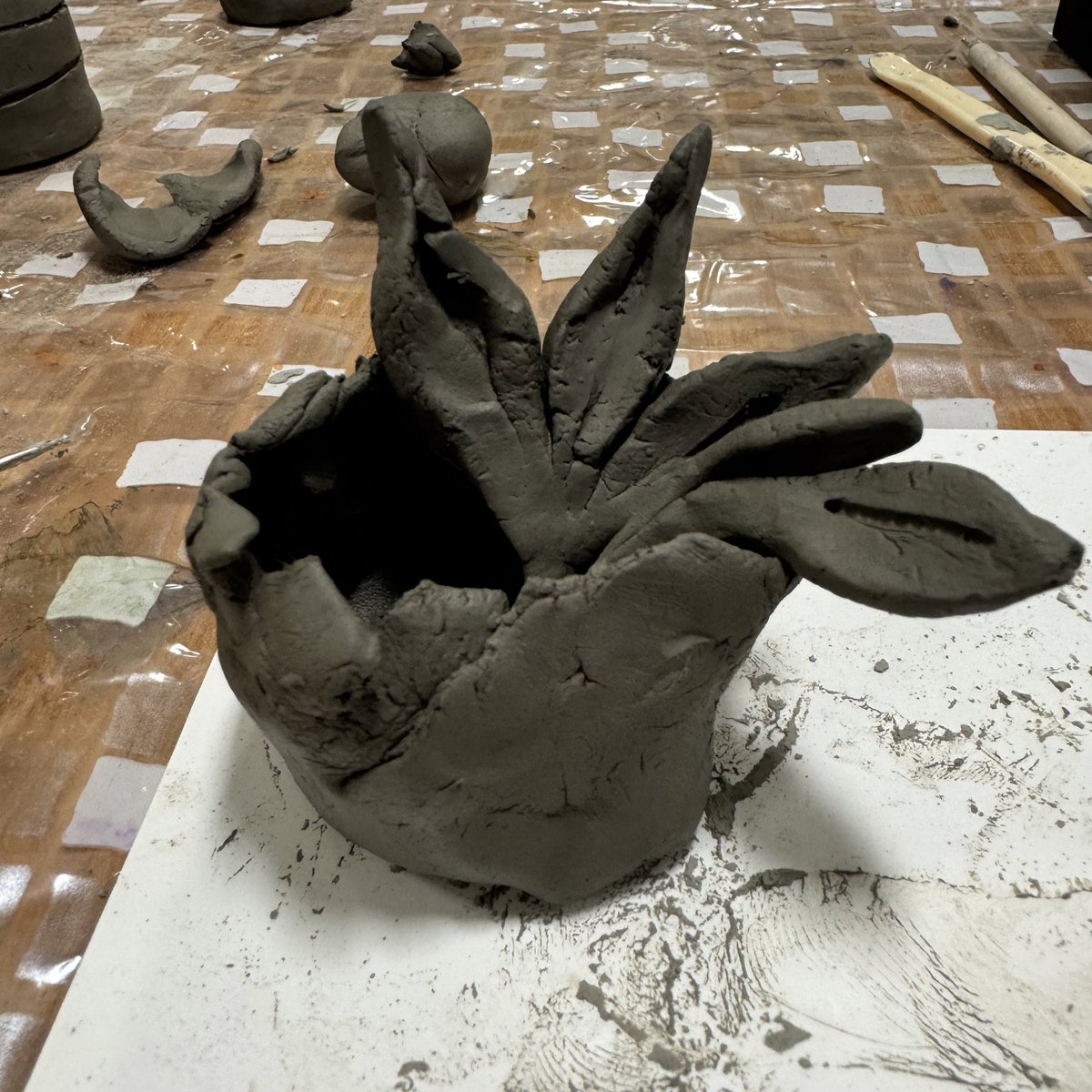 EKvisualartist's tweet photo. At tonight’s @SouthTyneLibs Arts and Crafts Club for children 8 &amp; over at Cleadon Park.
Layla turns to me: “This is good to do after school. It’s very calming”
The power of clay 🙌 next week we’re at Hebburn Central &amp; Jarrow Focus.

#artsinlibraries #artsandhealth #clay https://t.co/lUGUkDXr0R