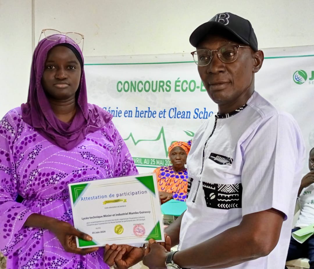 Jve_Senegal's tweet photo. Le Concours Eco-Ecole organisée à #Kédougou pour la célébration de la #WorldEnvironmentDay est remporté par le CEM Maciré Ba. En 2ème position vient le lycée Commune 1 et en 3ème position le CEM Commune 2. Pour rappel, ce concours avait pour objectif la promotion de l’émergence d’une tribune populaire d’expression libre contre le changement climatique. Il a été organisé par L’Initiative Citoyenne pour la Protection du fleuve Gambie #ICPFG en partenariat avec #JVE🇸🇳
#GenerationRestoration
#JME2024