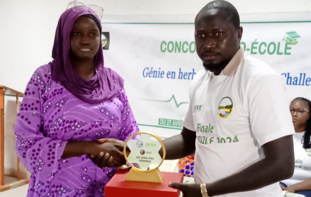 Jve_Senegal's tweet photo. Le Concours Eco-Ecole organisée à #Kédougou pour la célébration de la #WorldEnvironmentDay est remporté par le CEM Maciré Ba. En 2ème position vient le lycée Commune 1 et en 3ème position le CEM Commune 2. Pour rappel, ce concours avait pour objectif la promotion de l’émergence d’une tribune populaire d’expression libre contre le changement climatique. Il a été organisé par L’Initiative Citoyenne pour la Protection du fleuve Gambie #ICPFG en partenariat avec #JVE🇸🇳
#GenerationRestoration
#JME2024