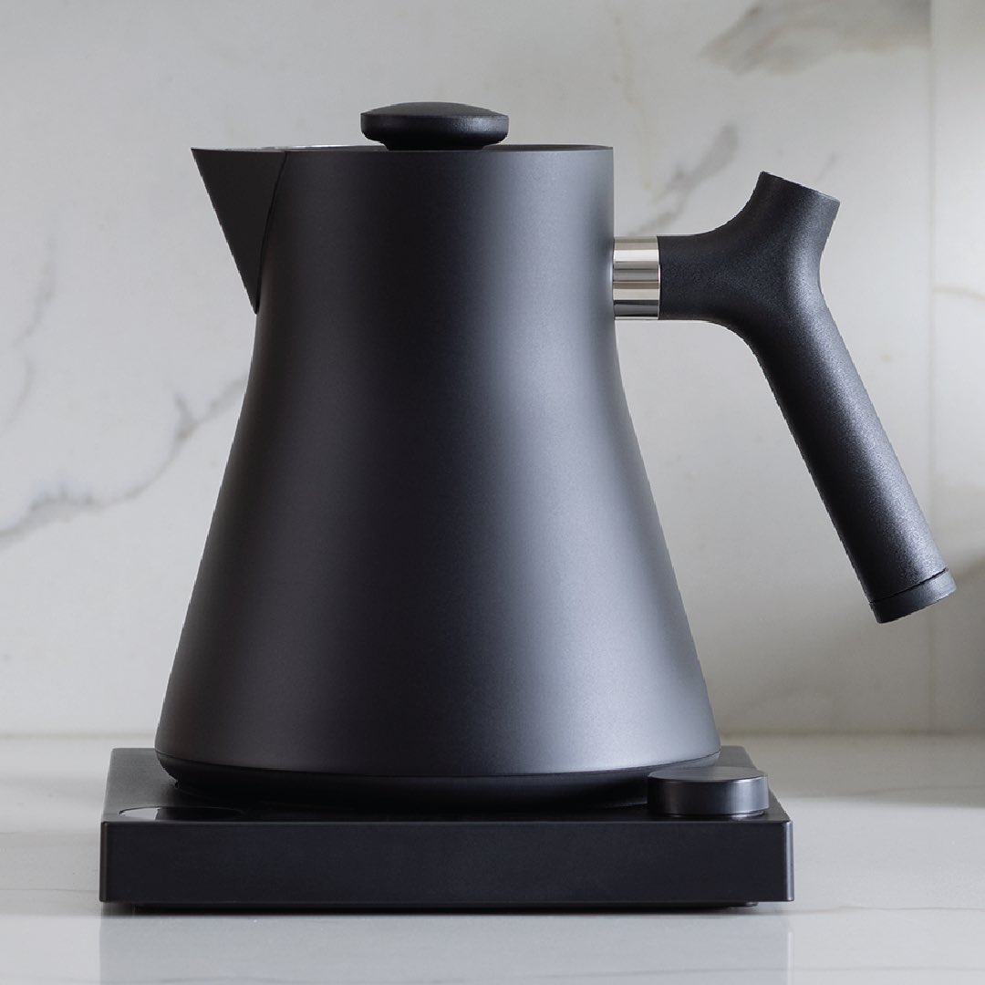 Hay pavas electricas y PAVAS ELECTRICAS. la mas linda es esta: control de temperatura grado a grado y te mantiene el agua a la temperatura que se te cante por una hora.