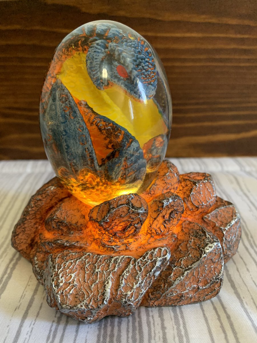 Never got around to posting these pictures of the special Mythic Gift! 🥰

Such a cool little gift of appreciation, thank you <a href="/SouthAfriFurCon/">🐾 South Afrifur Convention 🐾</a>!! ☺️