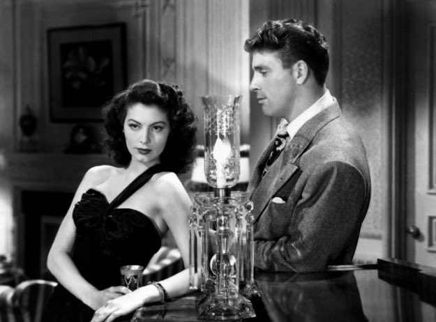 La elegancia es algo que escasea en nuestros días, pero siempre nos quedará el cine para vivir, sea por primera vez o no, momentos donde ello sea la nota dominante.

En este hilo os dejo algunas películas, personajes y escenas con estilazo.

¡Vamos! 🧵🧵