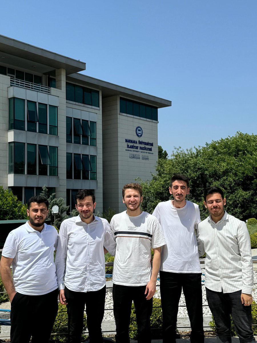 Marmara İlahiyat'tan <a href="/White4Humanity/">White For Humanity</a> ile Filistin'e destek ve selamlar. 
We are standing with Palestine🍉