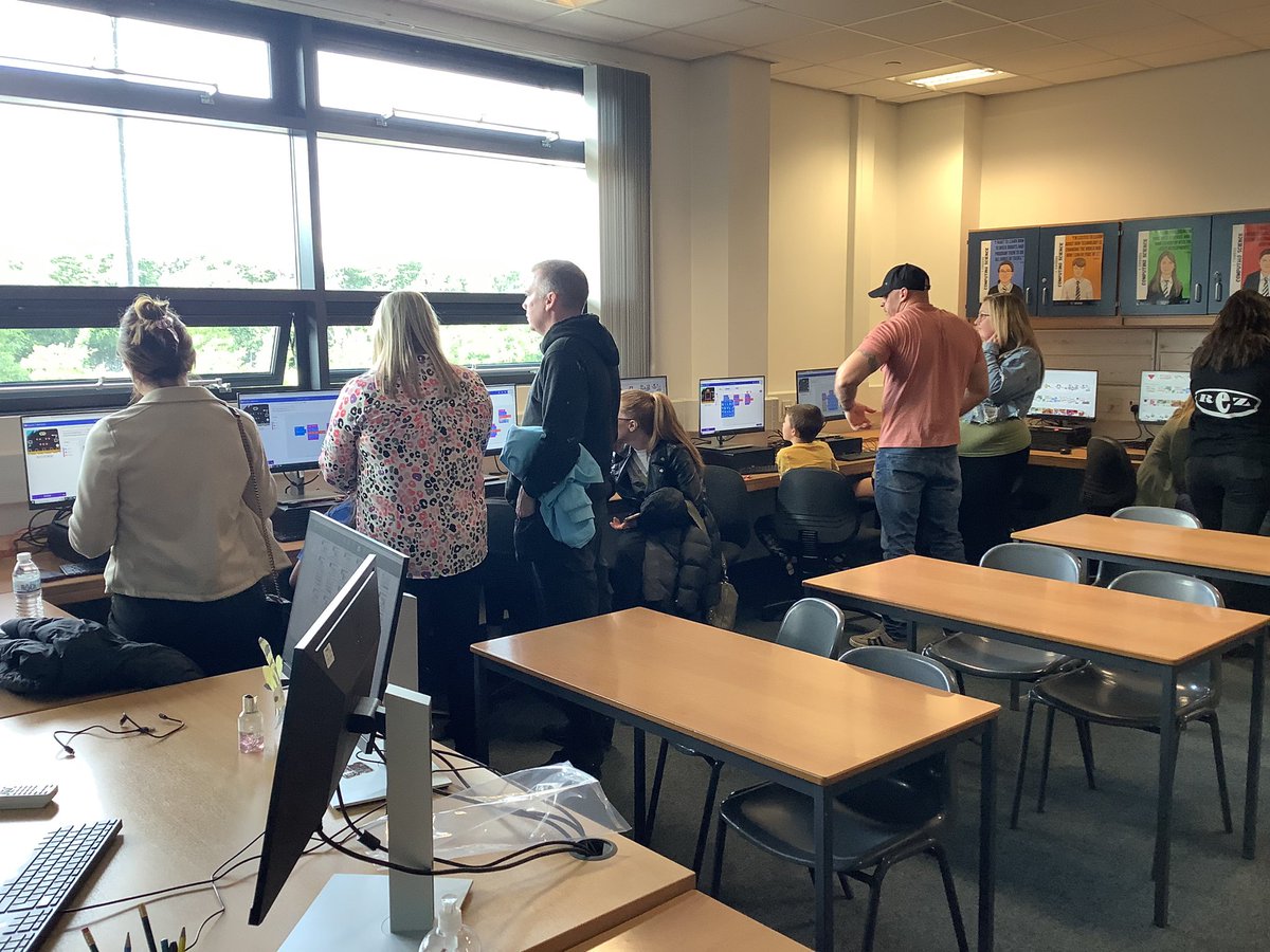DennyComputing's tweet image. Introducing our new S1’s to @microbit_edu at tonight’s family learning event! #introtocoding #welcometodennyhigh #thisiscomputingscience
