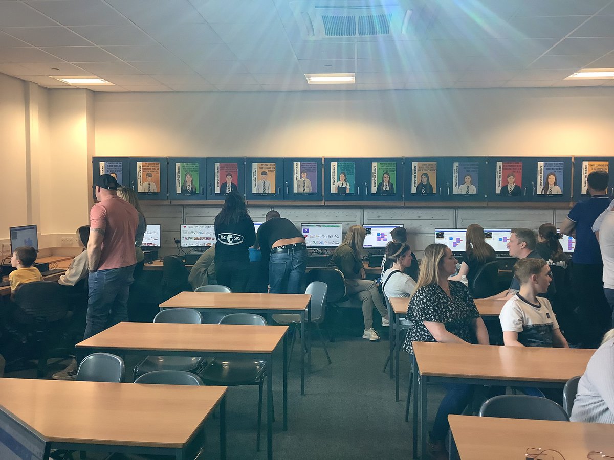 DennyComputing's tweet image. Introducing our new S1’s to @microbit_edu at tonight’s family learning event! #introtocoding #welcometodennyhigh #thisiscomputingscience