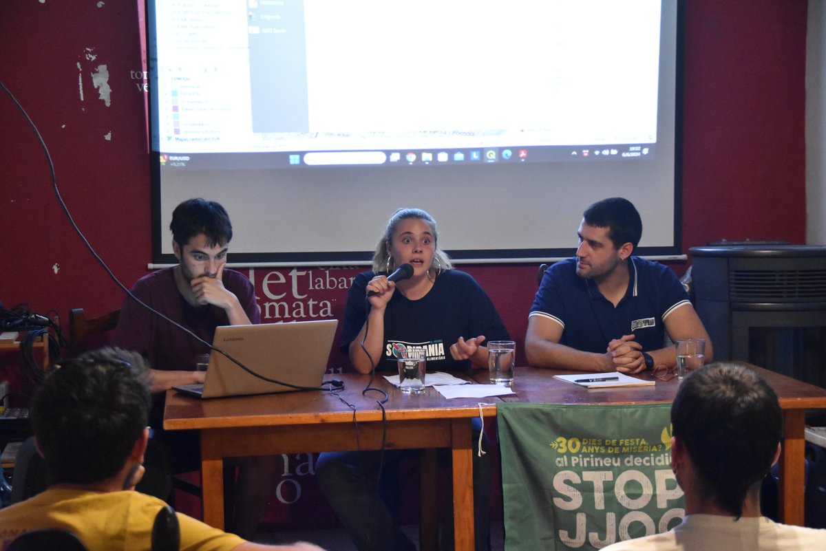 #EnImatges Xerrada i taula rodona sota el títol 'Caminem cap a la manifestació: una proposta des del #Pirineu', a l'<a href="/AteneuAltUrgell/">Ateneu Alt Urgell</a>. Informació prèvia: tuit.cat/devb6 <a href="/stopjjoo/">Plataforma #StopJJOO</a>