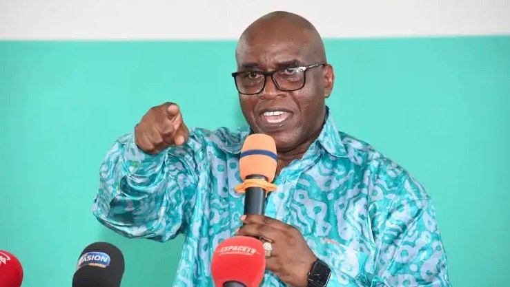VisionGuinee's tweet photo. Fodé Oussou Fofana sur l’évaluation des partis politiques : ‘’C’est une façon de trouver des alibis pour ne pas aller à l’essentiel’’ https://t.co/zhvIDDb9D5 #Kibaro #ThursdayThreeWay https://t.co/XZ7HymxYBY