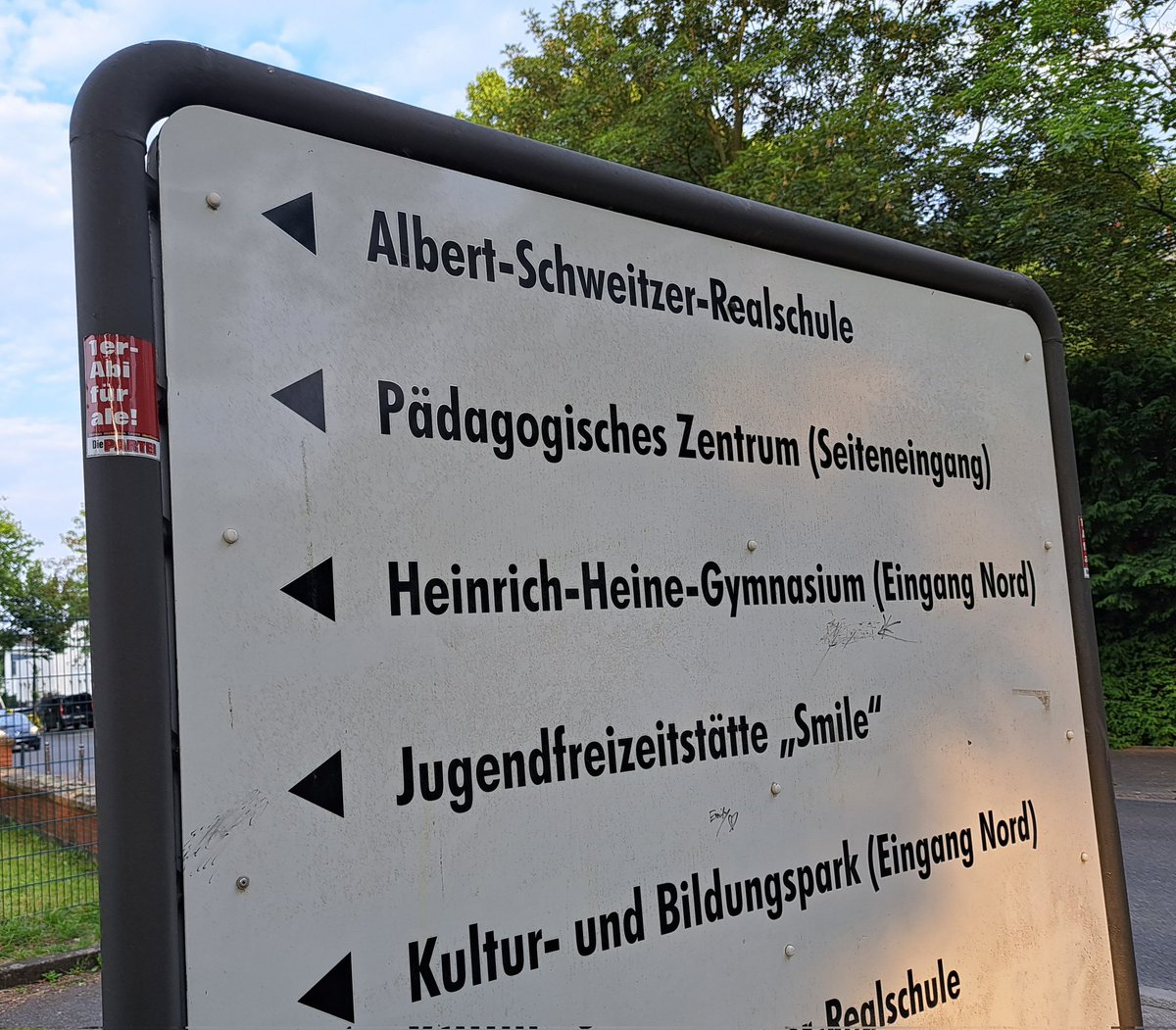 Eilmeldung: 1er Abi für ale nun auch am Schulzentrum Nette in #dortmund! Bonus: Döner für 3 Euro!
#DiePARTEI #seischlauwählgrau #EuropanichtdenLeyenüberlassen #europa #euro2024 #europawahl #dönerpreisbremse