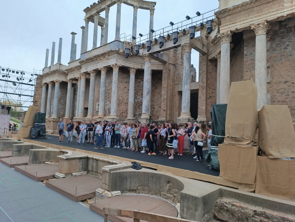 CEPdeSevilla558's tweet photo. Las embajadoras y los embajadores nacionales de Aula de Futuro conquistan el Teatro Romano de Mérida en el
VI Encuentro nacional de embajador@s del Aula del Futuro organizado por @educaINTEF
➕Info👇
📌 https://t.co/4CldwBIFzW
#VIEncuentroEmbajadoresAdF @DGTaTEd @AuladelFuturoEs https://t.co/PXg91u7tjm