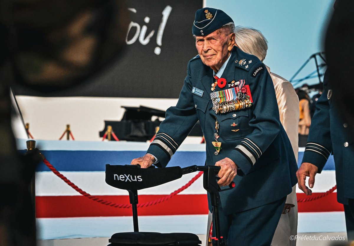 #DDay80 | "Le 6 juin est un jour sans fin, une aube sans cesse recommencée."

La cérémonie internationale commémorative du 80e anniversaire du #Débarquement et de la Libération de la #Normandie, présidée par le Président de la République, en présence des vétérans et de 25 chefs