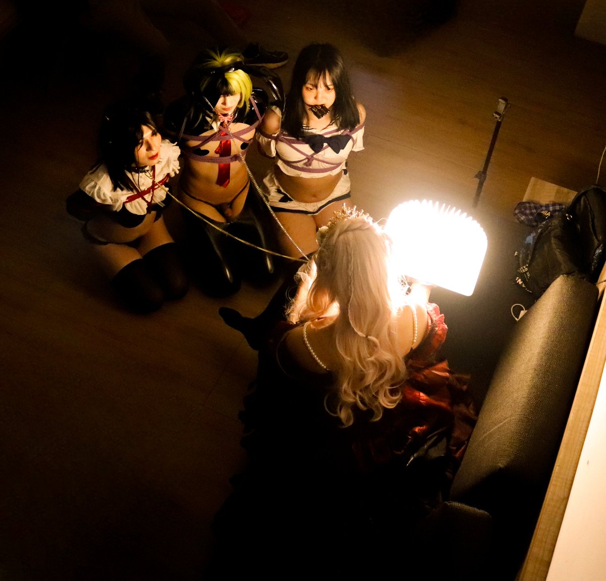 女帝灵溪绑架三个m搞百合捆绑调教～真是个女变态～绑架一个还不够～还要绑架三个m
左右小m：<a href="/fenyingjiang/">粉樱国服小夹子</a> <a href="/sissy_you0/">奶茶不加糖</a> <a href="/ychngQvQ/">YECHEL夜城</a>
配角： <a href="/chaos_plume/">羽卡洛斯(限流至尊版）</a> <a href="/unicornj6/">迹</a> 摄影：<a href="/komist_s/">NaW</a> 
#绳艺 #捆绑