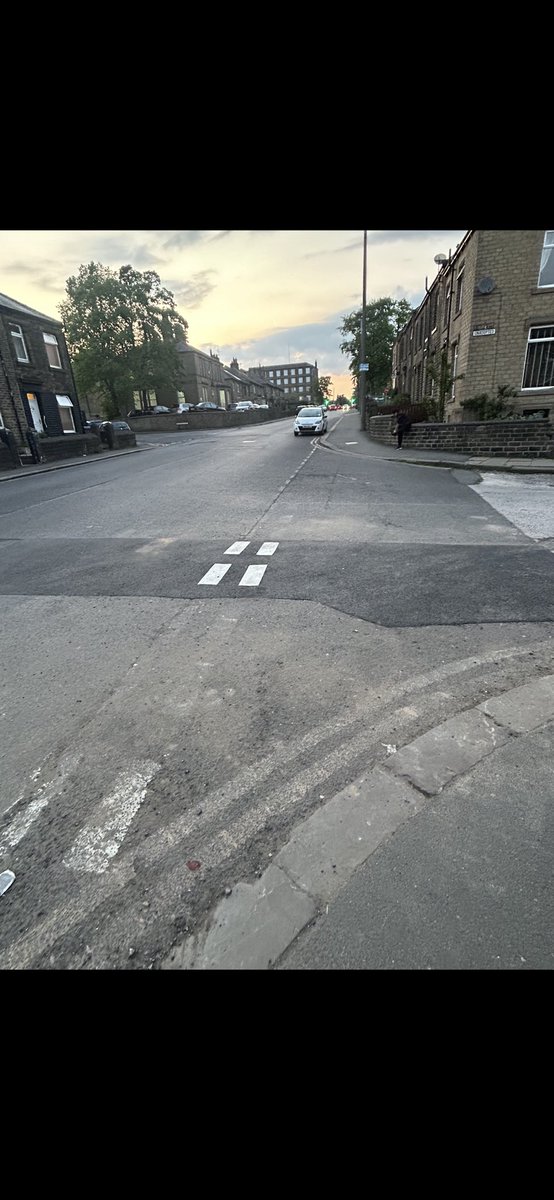 ryanlee_98's tweet photo. @KirkleesCouncil @CahalBurke please could someone come and finish off the lines on the top of Saville Road? Surely it’s more inconvenient to do half a job! https://t.co/ataqpTO4H5