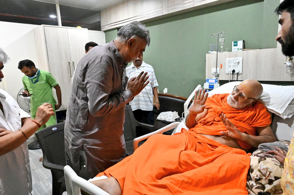 माताजी के अस्वस्थ होने पर आज जबलपुर हॉस्पिटल में भर्ती कराया।
उसी अस्पताल में स्वास्थ्य लाभ ले रहे स्वामी सुबुद्धानंद जी का कुशलक्षेम जाना व आशीर्वाद लिया।