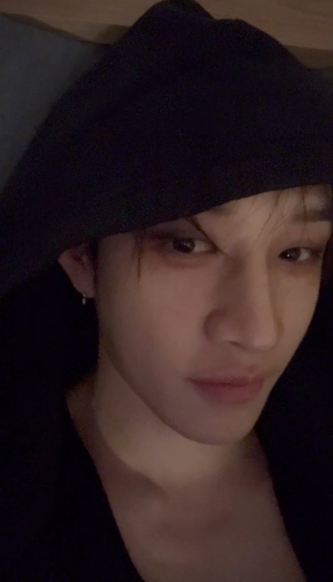 hyunehans's tweet photo. OH HE KNOWS HE'S FINE https://t.co/s8xnoWmZ2e