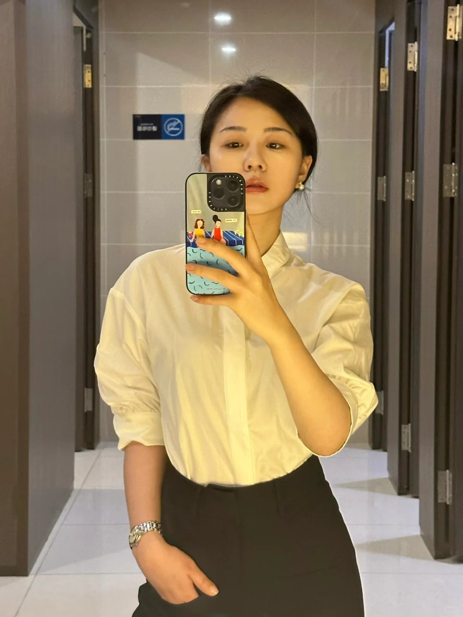 FeGerda76389's tweet photo. 假如我是你邻家独居少妇律师。 你会用什么方式勾引我 呢？告诉我 https://t.co/hnLEWIre58