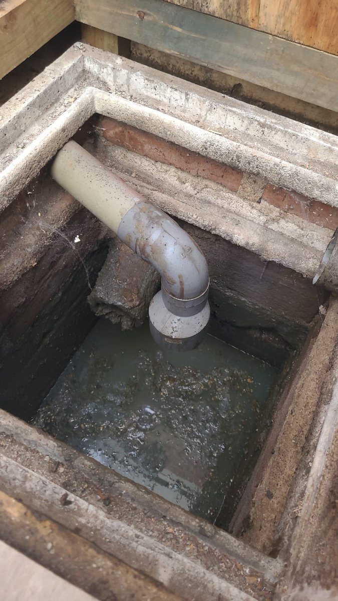 <a href="/_ESVAL/">_ESVAL</a> Tenemos una urgencia sanitaria en la población Riesco d Viña del Mar, ya q las cámaras de alcantarillado públicas se encuentran tapadas y no podemos descargar. Hemos insistido reiteradas veces en q las camionetas destapen, pero no lo hacen! ES URGENTE! <a href="/biobio/">BioBioChile</a> <a href="/RoloHahn/">Rodolfo Hahn</a>