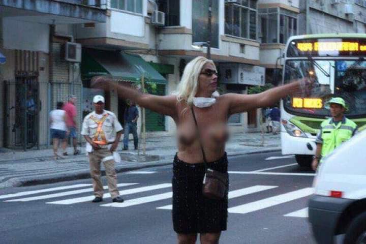 odaradeverdade's tweet photo. Esse protesto é MUITO INTELIGENTE. 

Indianare é uma mulher transvestigenere e protesta com seus seios à mostra.
Se não a aceitam como mulher, não tem problema ela andar com os peitos a mostra, afinal, homem pode. E AGORA ??????

+ https://t.co/gzgZ5l0fx5