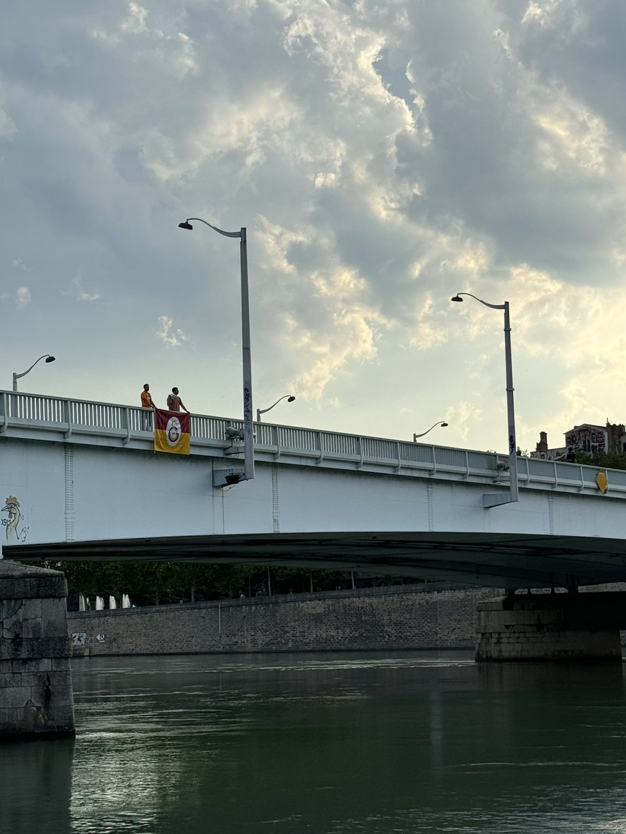 #AsBayraklarıAs 
Lyon, Fransa
<a href="/GalatasaraySK/">Galatasaray SK</a>