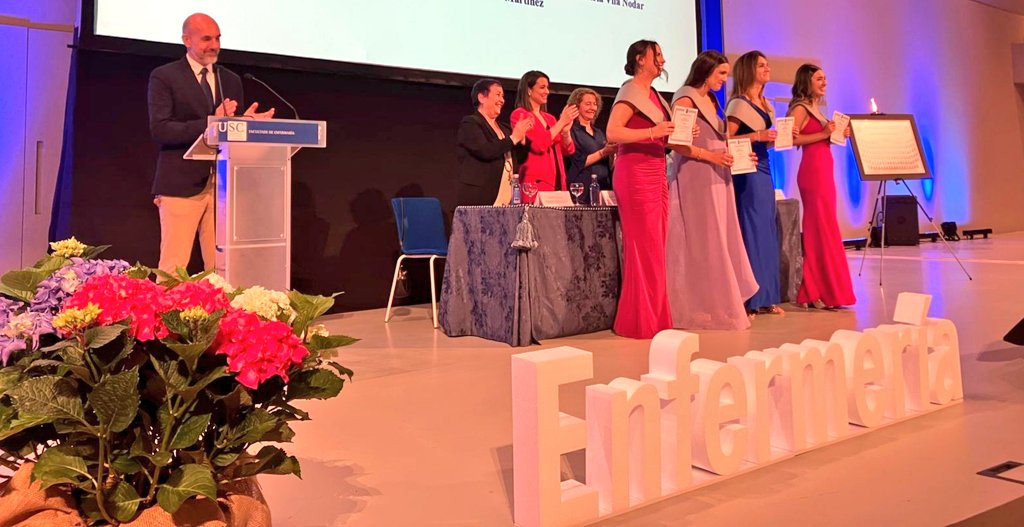 UscEnfermeria's tweet photo. 🎓 Parabéns á promoción 2020- 2024 do Grao en Enfermería 👏
Hoxe vivimos moitos momentos emotivos no seu acto de graduación.
Desexámosvos o mellor futuro! https://t.co/Sbel517c6d