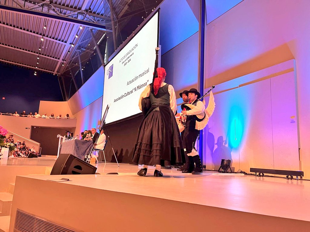 UscEnfermeria's tweet photo. 🎓 Parabéns á promoción 2020- 2024 do Grao en Enfermería 👏
Hoxe vivimos moitos momentos emotivos no seu acto de graduación.
Desexámosvos o mellor futuro! https://t.co/Sbel517c6d