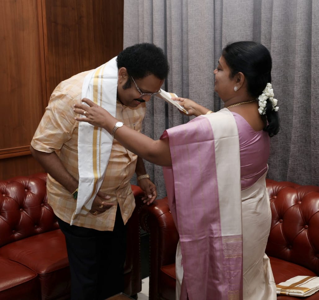 dmkathiranand's tweet photo. சென்னை,  நடைபெற்று முடிந்த 2024 நாடாளுமன்ற பொதுத்தேர்தலில் இந்தியா கூட்டணி திமுக சார்பில் 

வேலூர் மக்களவைத் தொகுதியில் மீண்டும் போட்டியிட்டு  அமோக வெற்றிப்பெற்றமைக்கு
மாண்புமிகு சமூக நலன் மற்றும் பெண்கள் அதிகாரமளித்தல் அமைச்சர் திருமதி.@geethajeevandmk அவர்களை நேரில் சந்தித்து வாழ்த்துக்கள் பெற்றப்போது.

#DMKWins  #DMK4TN #Vellore

@arivalayam | @mkstalin | @Udhaystalin | @DMKVellore_ | @DMKThoothukkudi